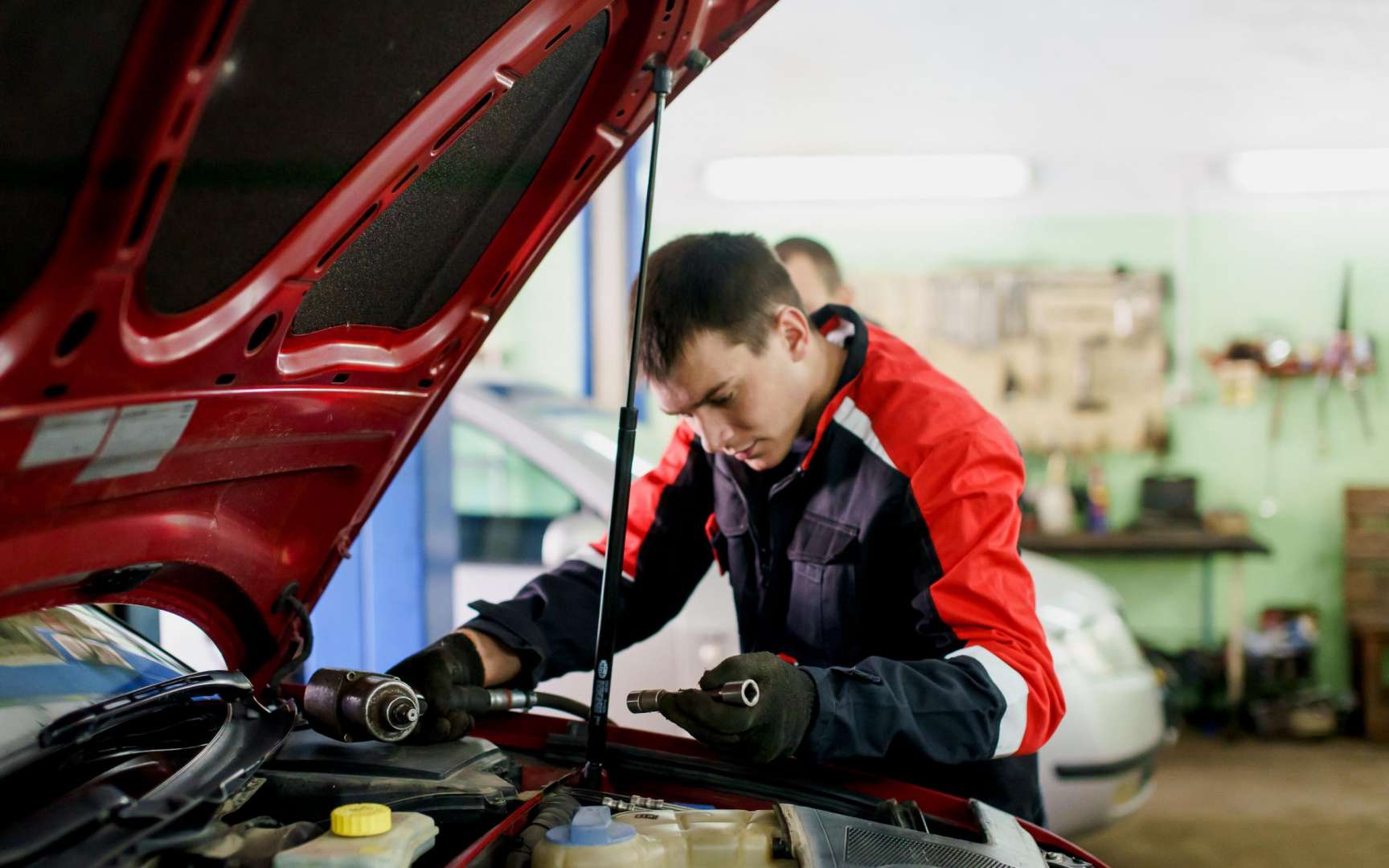 Автогарант нижний новгород. Автосервис. Профессия автомеханик. Автомобильный сервис. Машина в сервисе.